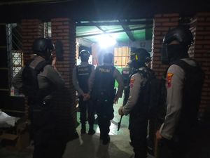 Operasi Penertiban Usaha Kafe Karaoke di Kudus, Polisi Sita Miras-Alat Karaoke