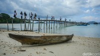Pongpong menjadi transportasi sekaligus alat pencari rezeki, Pulau Jemaja berada di gugusan pulau di perairan Anambas yang mayoritas mata pencaharian warganya adalah nelayan menggantungkan penghasilannya di laut.