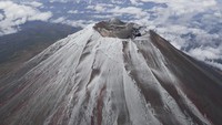 Biasanya, gunung setinggi 3.776 meter (hampir 12.300 kaki) ini memiliki taburan salju yang jatuh di puncaknya mulai 2 Oktober, sekitar sebulan setelah musim pendakian musim panas di sana berakhir. Tahun lalu, salju turun di gunung tersebut pada 5 Oktober, menurut Badan Meteorologi Jepang (JMA). 