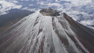 Potret Gunung Fuji di Jepang Akhirnya Bersalju Lagi