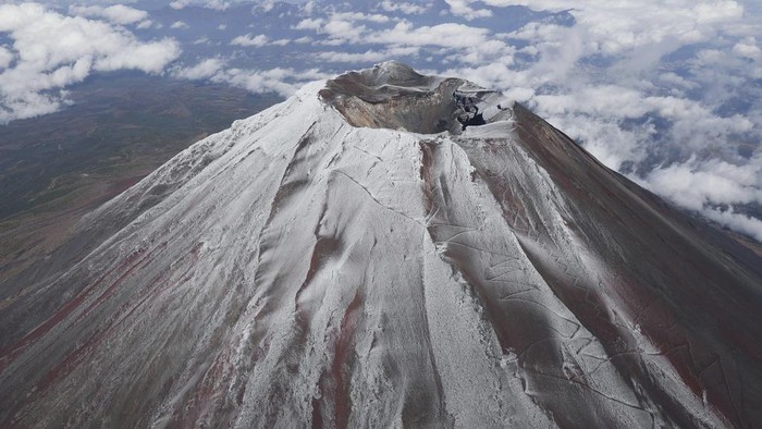 Potret Gunung Fuji di Jepang Akhirnya Bersalju Lagi Mt. Fuji in Japan is covered with snow Wednesday, Nov. 6, 2024. (Kyodo News via AP)