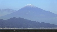 Suhu rata-rata bulan Oktober adalah minus 2 derajat Celsius (28,4 derajat Fahrenheit) di puncaknya, tetapi tahun ini, suhunya 1,6 C (34,9 F), rekor tertinggi sejak 1932. Jepang tahun ini juga mengalami musim panas yang luar biasa panas dan musim gugur yang hangat. 