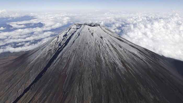 Potret Gunung Fuji di Jepang Akhirnya Bersalju Lagi Mt. Fuji in Japan is covered with snow Wednesday, Nov. 6, 2024. (Kyodo News via AP)
