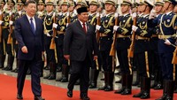Dikutip Biro Sekretariat Presiden, Prabowo tiba di Great Hall of the People, Sabtu (9/11/2024), sekitar pukul 16.30 waktu setempat. Diiringi pasukan jajar kehormatan di sepanjang karpet merah, Prabowo berjalan menuju North Hall, tempat upacara kenegaraan digelar.