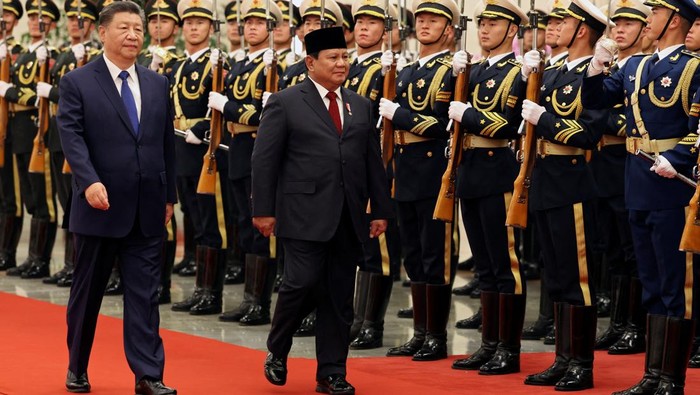 Potret Pertemuan Prabowo dan Xi Jinping di Beijing Chinese President Xi Jinping and Indonesian President Prabowo Subianto attend a welcome ceremony at the Great Hall of the People in Beijing, China November 9, 2024. REUTERS/Florence Lo/Pool