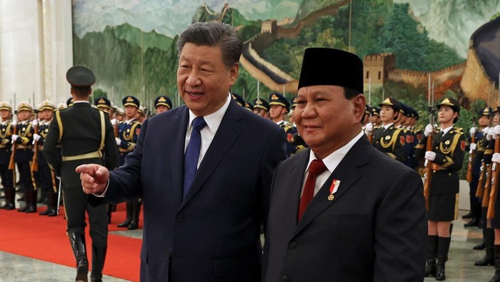 Potret Pertemuan Prabowo dan Xi Jinping di Beijing Chinese President Xi Jinping and Indonesian President Prabowo Subianto attend a welcome ceremony at the Great Hall of the People in Beijing, China November 9, 2024. REUTERS/Florence Lo/Pool