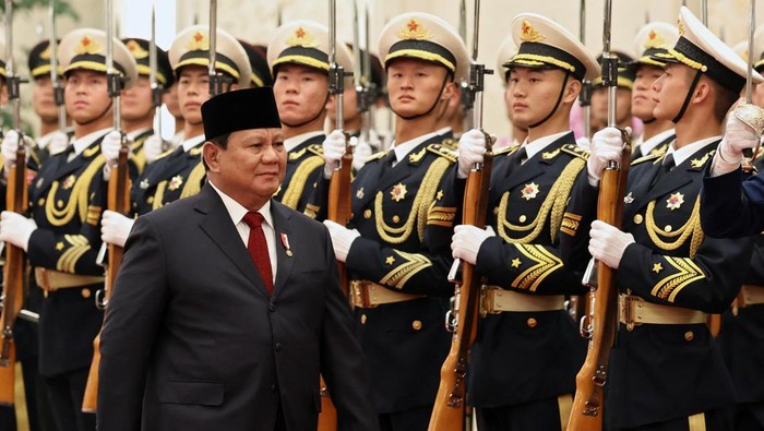 Chinese President Xi Jinping and Indonesian President Prabowo Subianto attend a welcome ceremony at the Great Hall of the People in Beijing, China November 9, 2024. REUTERS/Florence Lo/Pool