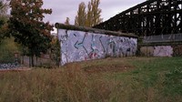 Jerman Timur menutup perbatasan di Berlin pada tanggal 13 Agustus 1961, dan memperluas Tembok tersebut menjadi benteng yang semakin rumit yang meliuk-liuk melalui kota dan di sekitar daerah kantong kapitalis Berlin Barat.