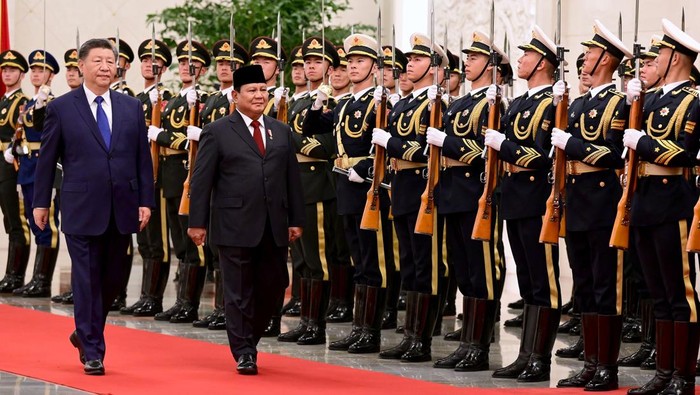Prabowo disambut upacara kenegaraan saat diterima Presiden Xi Jinping.