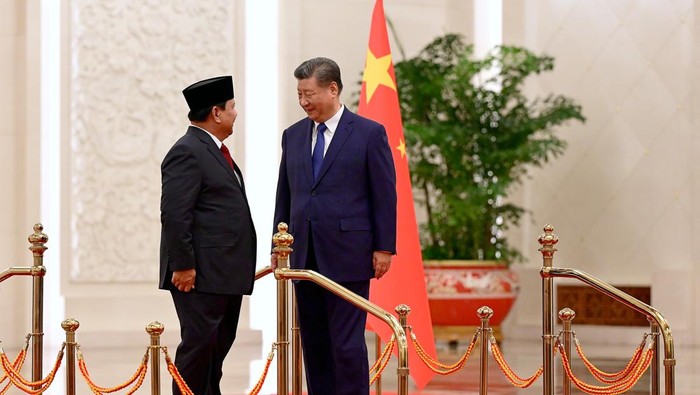 Prabowo disambut upacara kenegaraan saat diterima Presiden Xi Jinping.