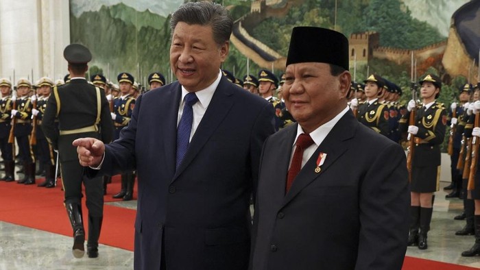 Chinese President Xi Jinping (L) and Indonesian President Prabowo Subianto attend a welcome ceremony at the Great Hall of the People in Beijing on November 9, 2024. (Photo by FLORENCE LO / POOL / AFP)