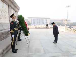 Prabowo Kunjungi Monumen Pahlawan Rakyat di Beijing, Letakkan Karangan Bunga