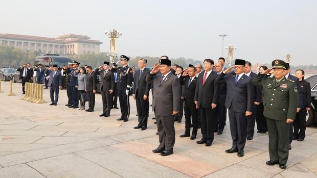 Presiden Prabowo mengunjungi Monumen Pahlawan Rakyat, Tiananmen Square di Beijing, Republik Rakyat Tiongkok (RRT).