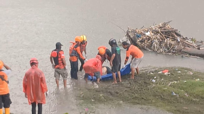 Proses evakuasi mayat di di aliran sungai Bengawan Solo, tepatnya di Desa Sribit, Kecamatan Sidoharjo, Kabupaten Sragen, Sabtu (9/11/2024)