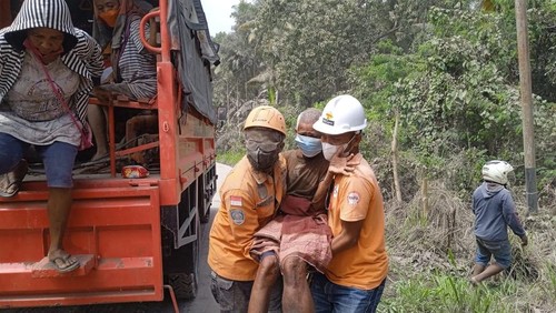 Proses evakuasi warga terdampak erupsi Gunung Lewotobi Laki-laki dari Desa Hewa, Kecamatan Wulanggitang, Flores Timur, NTT, Jumat (8/11/2024).