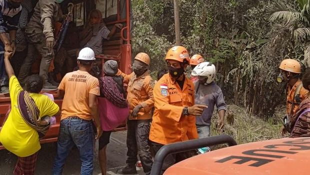 Proses evakuasi warga terdampak erupsi Gunung Lewotobi Laki-laki dari Desa Hewa, Kecamatan Wulanggitang, Flores Timur, NTT, Jumat (8/11/2024).