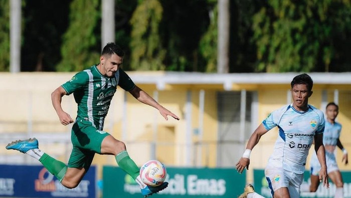 Pemain asing PSMS Medan menerima bola umpan di laga melawan PSKC Cimahi