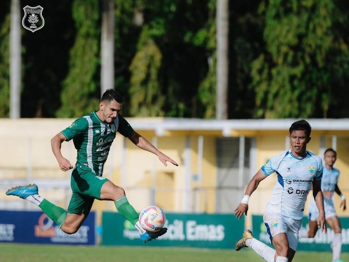 Pemain asing PSMS Medan menerima bola umpan di laga melawan PSKC Cimahi