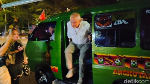 Presiden Timor Leste Ramos Horta turun dari angkot. (Simon Selly/detikBali)