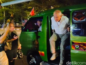 Momen Presiden Timor Leste Naik Angkot lalu Makan Jagung Bakar di Kupang
