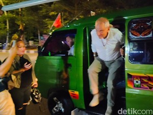 Momen Presiden Timor Leste Naik Angkot lalu Makan Jagung Bakar di Kupang