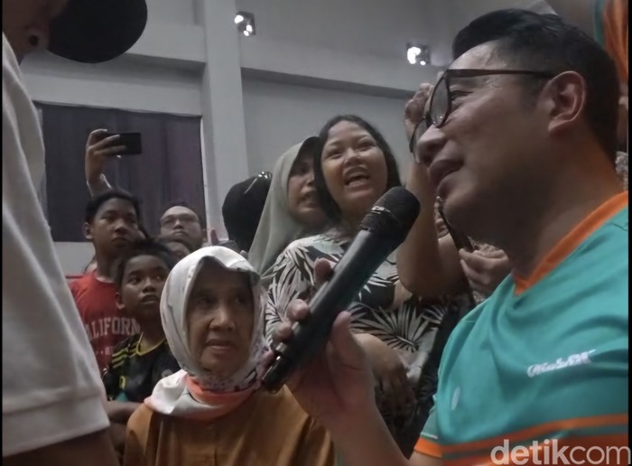 Ridwan Kamil mengunjungi Nenek Hasna di Tanah Tinggi. (Taufiq Kurniawan/detikcom)
