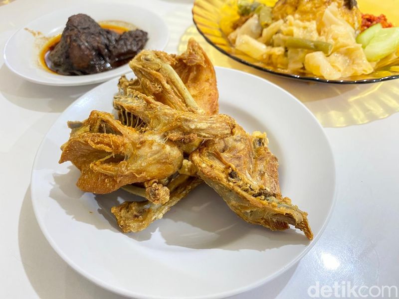 RM Padang Tertua di Jakarta Ini Punya Menu Peranakan Minang China