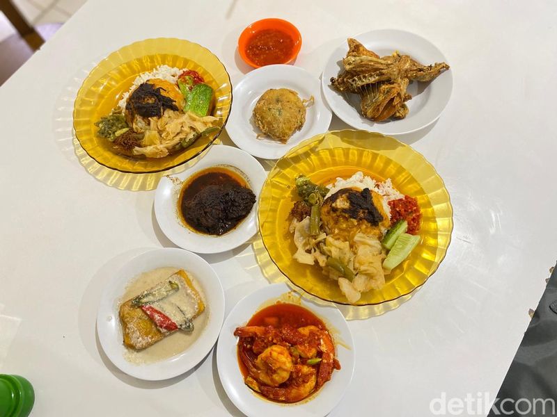 RM Padang Tertua di Jakarta Ini Punya Menu Peranakan Minang China