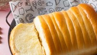 Roti sisir termasuk jenis roti jadul yang punya banyak penggemar. Konon sudah ada sejak 1955, pertama kali ditawarkan di Toko Roti Matahari, Pasuruan. Disebut sisir lantaran bentuknya memanjang bersekat mirip sisir. Roti ini kerap diberi olesan roombutter. Foto: Instagram