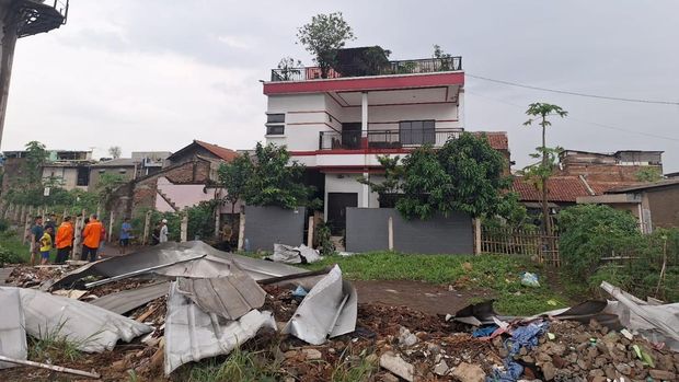 Rumah warga yang atap nya terbawa angin kencang/puting beliung dan terjatuh sampai ke jalur whoosh