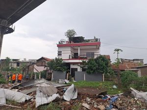 Video Perjalanan Whoosh Terganggu Gegara Atap Rumah Warga Jatuh ke Jalur