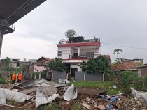 Video Perjalanan Whoosh Terganggu Gegara Atap Rumah Warga Jatuh ke Jalur