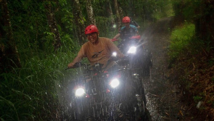 Wisatawan menggunakan wahana motor ATV Kampoeng Mahoni di Hargobinangun, Pakem, Sleman, D.I Yogyakarta, Sabtu (9/11/2024). Wahana wisata motor ATV yang dikelola oleh Badan Usaha Milik Desa (Bumdes) Hargobinangun tersebut menjadi salah satu daya tarik wisata tersendiri di kawasan wisata lereng Gunung Merapi. ANTARA FOTO/Andreas Fitri Atmko/agr/foc.