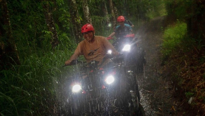 Serunya Basah-basahan Main ATV di Lereng Gunung Merapi Wisatawan menggunakan wahana motor ATV Kampoeng Mahoni di Hargobinangun, Pakem, Sleman, D.I Yogyakarta, Sabtu (9/11/2024). Wahana wisata motor ATV yang dikelola oleh Badan Usaha Milik Desa (Bumdes) Hargobinangun tersebut menjadi salah satu daya tarik wisata tersendiri di kawasan wisata lereng Gunung Merapi. ANTARA FOTO/Andreas Fitri Atmko/agr/foc.