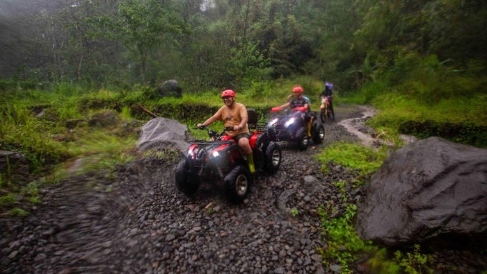 Serunya Basah-basahan Main ATV di Lereng Gunung Merapi Wisatawan menggunakan wahana motor ATV Kampoeng Mahoni di Hargobinangun, Pakem, Sleman, D.I Yogyakarta, Sabtu (9/11/2024). Wahana wisata motor ATV yang dikelola oleh Badan Usaha Milik Desa (Bumdes) Hargobinangun tersebut menjadi salah satu daya tarik wisata tersendiri di kawasan wisata lereng Gunung Merapi. ANTARA FOTO/Andreas Fitri Atmko/agr/foc.