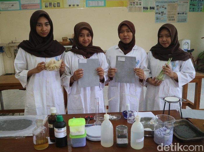 Siswa SMA PGRI 2 Kayen, Kabupaten Pati, membuat kertas nano karbon untuk membungkus buah dan antiserangga, Sabtu (9/11/2024).