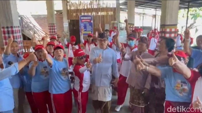 Kampanye Sugawa-Suardana di Pantai Penimbangan, Sabtu (9/11/2024). (Made Wijaya Kusuma/detikBali)