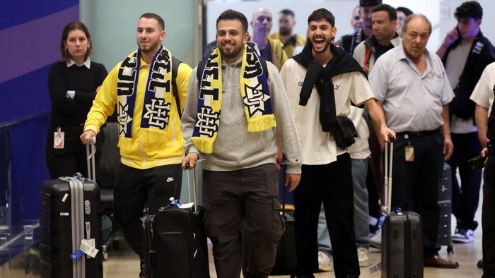 Fans of the Israeli football club Maccabi Tel-Aviv arrive at the Ben Gurion International Airport on the outskirts of Tel Aviv on November 8, 2024, upon returning from Amsterdam. Flight carrying Israelis evacuated from Amsterdam after violent clashes following a football match there landed on November 8 at Ben Gurion International Airport, the Israel Airports Authority said. The United Nations said that it was deeply troubled by the clashes in Amsterdam surrounding the football match between hosts Ajax and Israeli side Maccabi Tel-Aviv, violence branded anti-Semitic by Israeli and Dutch leaders. (Photo by Jack GUEZ / AFP)