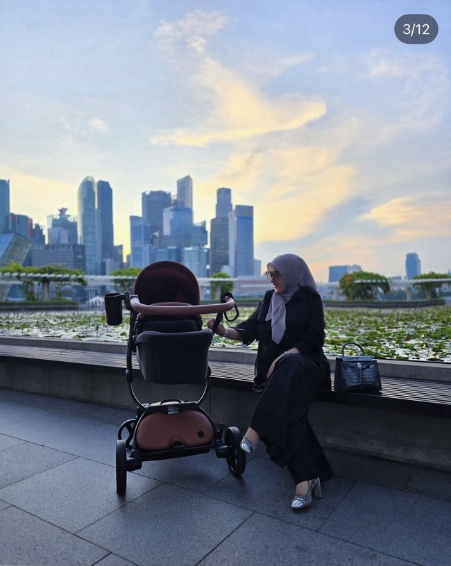 Syahrini juga menuliskan keterangan yang tak kalah manis untuk putrinya tersebut. “To our sweet baby girl, our little angel. 2 months have flown by, but our love for you is growing each and every second. Sleepless night and team work we put made us better parents, but our bond remain stronger,＂ tulisnya. Foto: Instagram/@princessyahrini