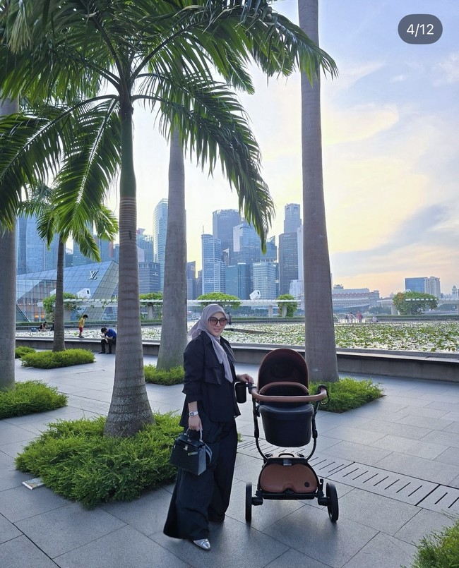 Tak lupa Syahrini juga berpose bersama stroller sang putri yang dibawanya kemana-mana. Terlihat meski sudah menjadi ibu tapi Syahrini masih berpenampilan stylish dan menawan. Foto: Instagram/@princessyahrini