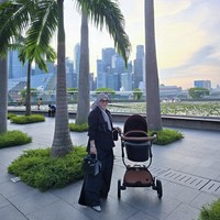 Tak lupa Syahrini juga berpose bersama stroller sang putri yang dibawanya kemana-mana. Terlihat meski sudah menjadi ibu tapi Syahrini masih berpenampilan stylish dan menawan. Foto: Instagram/@princessyahrini