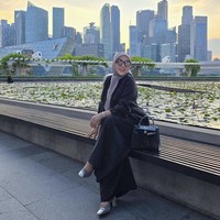 Wanita 44 tahun itu tampil mengenakan busana serba hitam. Ia kemudian memadukannya dengan hijab abu-abu dan sepatu berwarna silver. Melengkapi penampilannya Syahrini juga mengenakan kaca mata hitam. Foto: Instagram/@princessyahrini