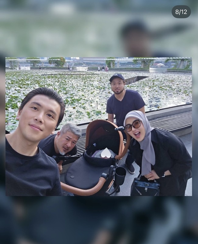 Setelah dinikahi Reino Barack, Syahrini memang diketahui pindah ke Singapura bersama suaminya. Meski demikian Syahrini masih aktif membagikan foto-foto kebahagiannya bersama keluarga kecilnya tersebut ke Instagram. Foto: Instagram/@princessyahrini