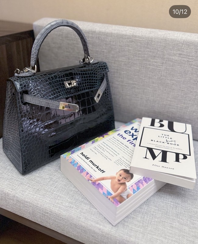 Syahrini juga tampak memamerkan kedua buku yang cukup tebal yang ia bawa. Selain tas mahal yang kerap dikenakannya, Syahrini rupanya kini juga sering membaca buku-buku parenting. Foto: Instagram/@princessyahrini