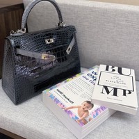 Syahrini juga tampak memamerkan kedua buku yang cukup tebal yang ia bawa. Selain tas mahal yang kerap dikenakannya, Syahrini rupanya kini juga sering membaca buku-buku parenting. Foto: Instagram/@princessyahrini