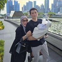 Melalui akun Instagram pribadinya Syahrini membagikan perayaan usia 3 bulanan putrinya bersama suaminya, Reino Barack. Keluarga kecil Syahrini itu memilih merayakannya dengan menghabiskan waktu berjalan-jalan mengitari Singapura bersama. Foto: Instagram/@princessyahrini