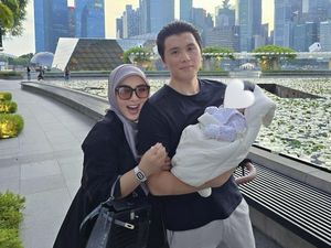7 Foto Syahrini Rayakan 3 Bulanan Anak, Jalan-jalan Sambil Bawa Buku Tebal