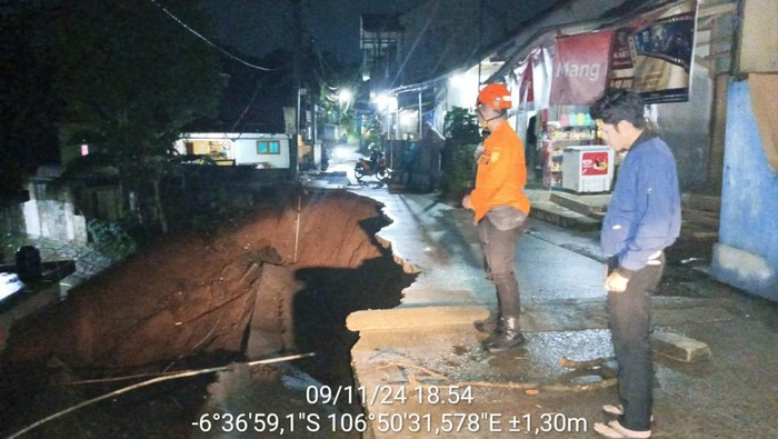Tanah longsor terjadi di jalan penghubung Desa Nagrak dan Desa Sukatani, Kecamatan Sukaraja, Bogor, Jawa Barat. Foto: Dok. Istimewa