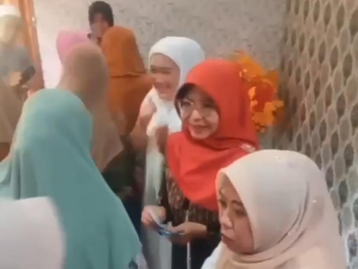 Tangkap layar video viral diduga calon bupati Pandeglang yang bagikan uang. (Media sosial)