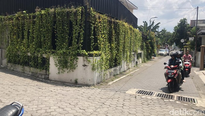 Tikungan jalan di Demangan, Kota Jogja, Sabtu (9/11/2024). Ini lokasi pemobil pukuli pemotor yang videonya viral di medsos.